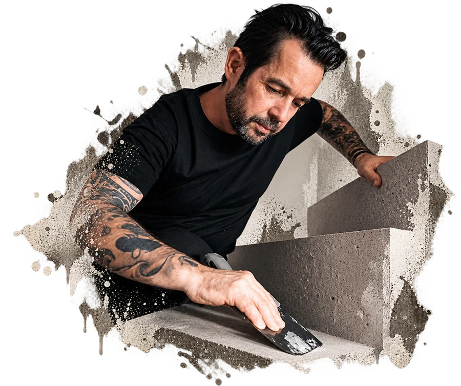 Julien Brunot, artisan béton ciré, au travail sur un escalier