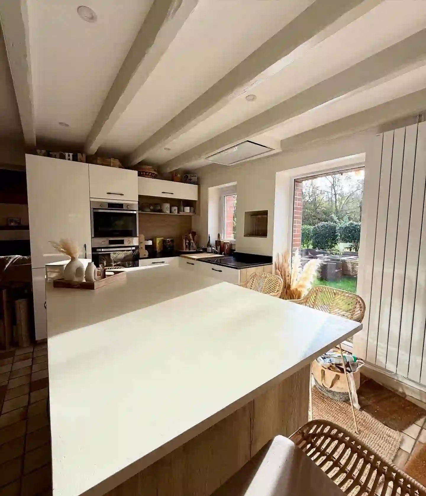 Plan de travail en béton ciré dans une cuisine bois et blanc