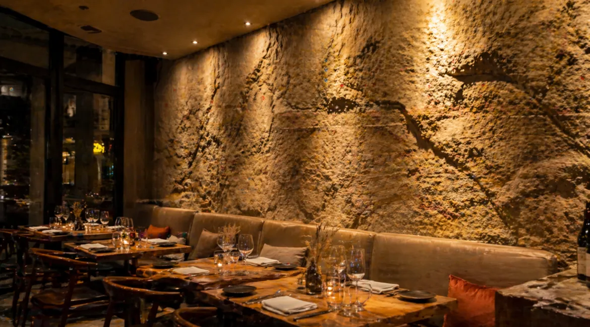 Mur en imitation pierre effet roche dans la salle d'un restaurant