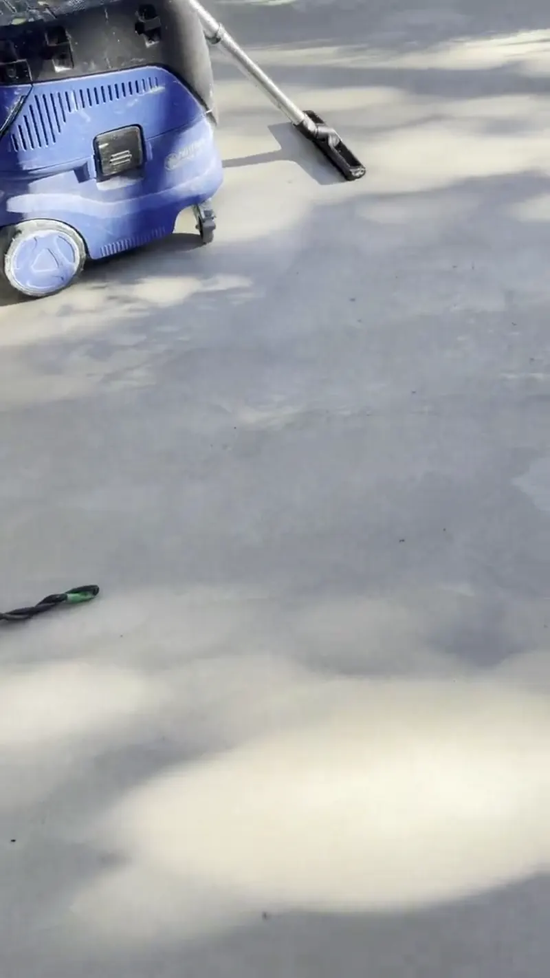 Machine de ponçage sur un sol extérieur en béton ciré