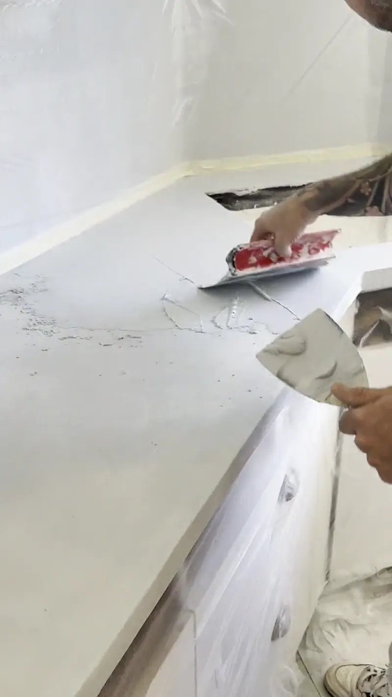 Application de béton ciré sur un plan de travail de cuisine