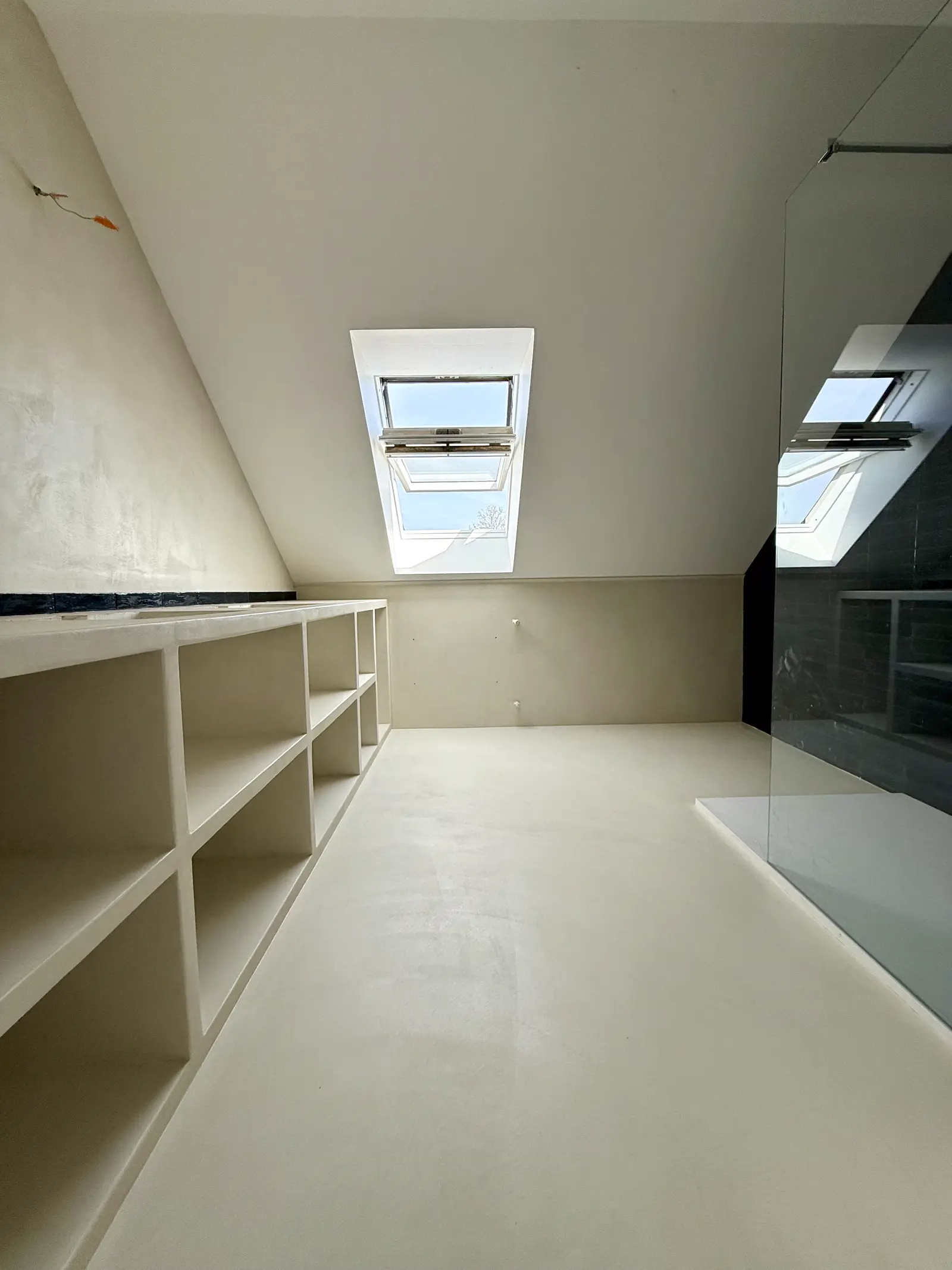 Rangement en béton ciré intégré sous mansarde avec velux, chantier en cours
