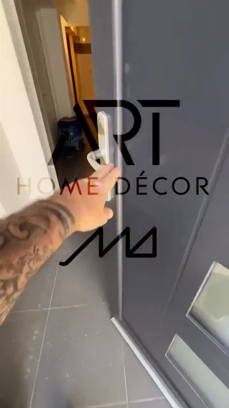 Application d'un enduit décoratif bleu-gris dans une niche intérieure