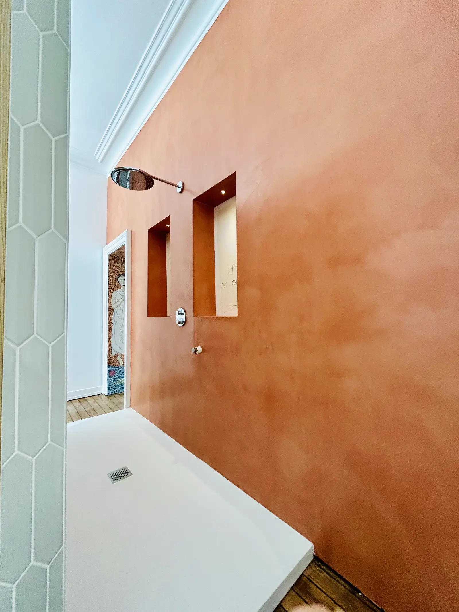 Douche avec enduit à la chaux terracotta et niches intégrées