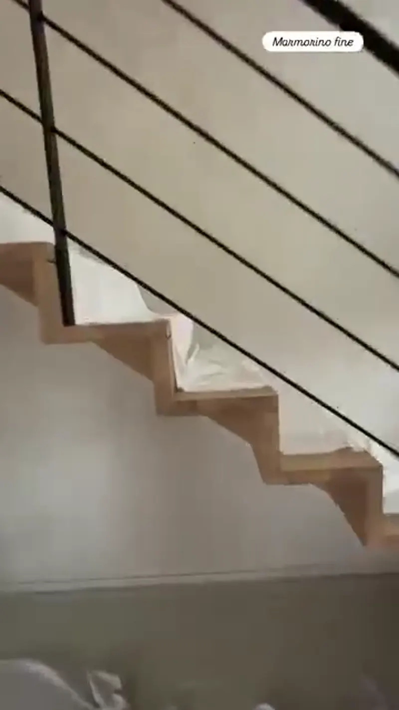 Application de marmorino fin sur la contremarche d'un escalier