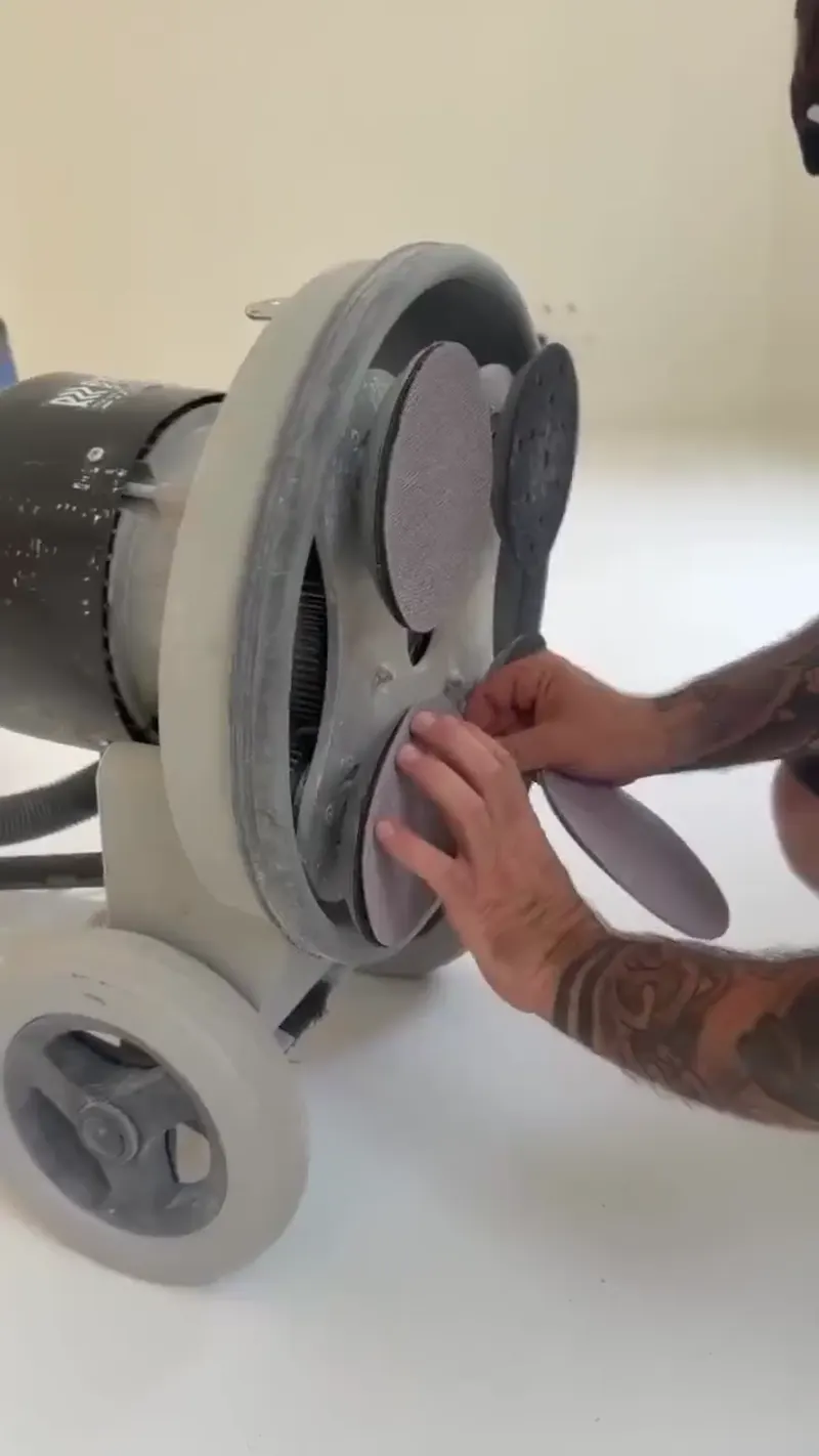 L'artisan ARTHOME DECOR au travail sur un sol en béton ciré