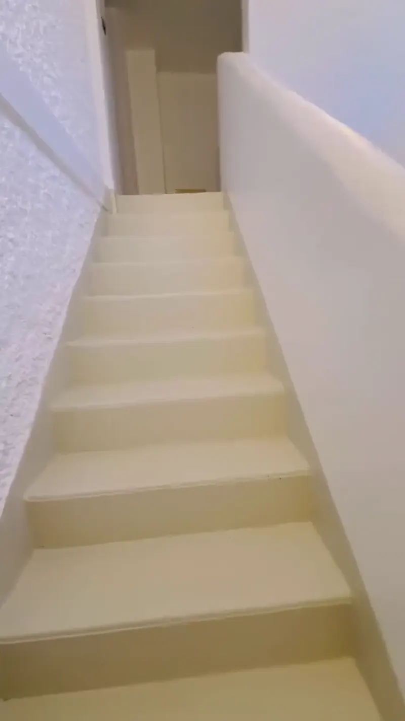 Escalier et couloir en béton ciré crème, vidéo de la réalisation