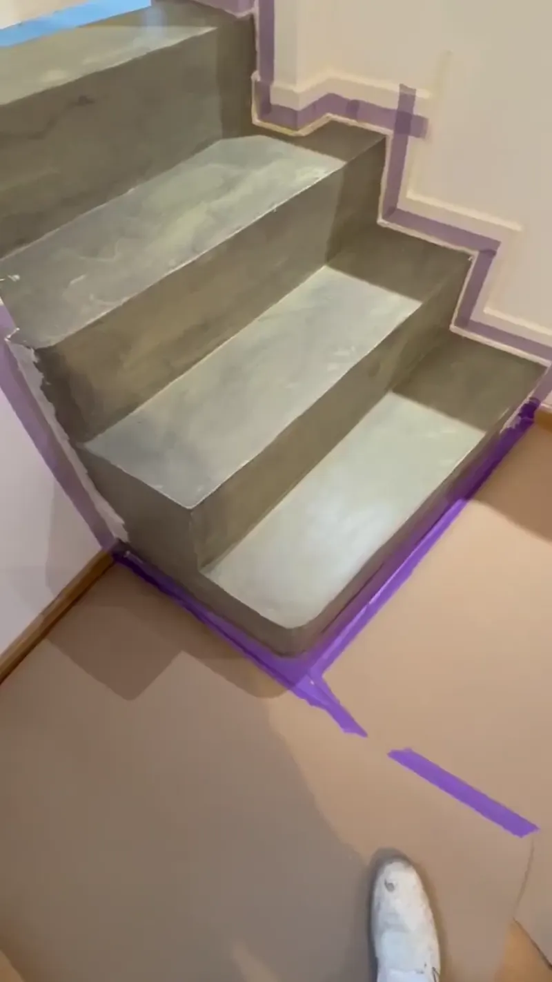Petit escalier en béton ciré associé à un sol en parquet