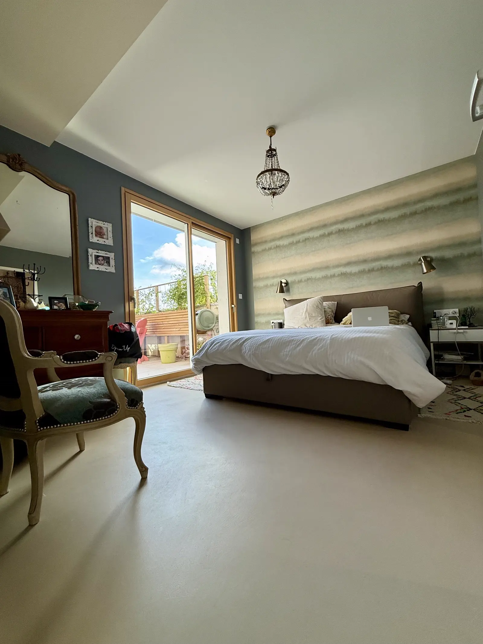 Chambre avec sol en béton ciré