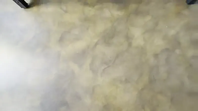 Gros plan sur la texture d'un sol en béton ciré doré effet marbré