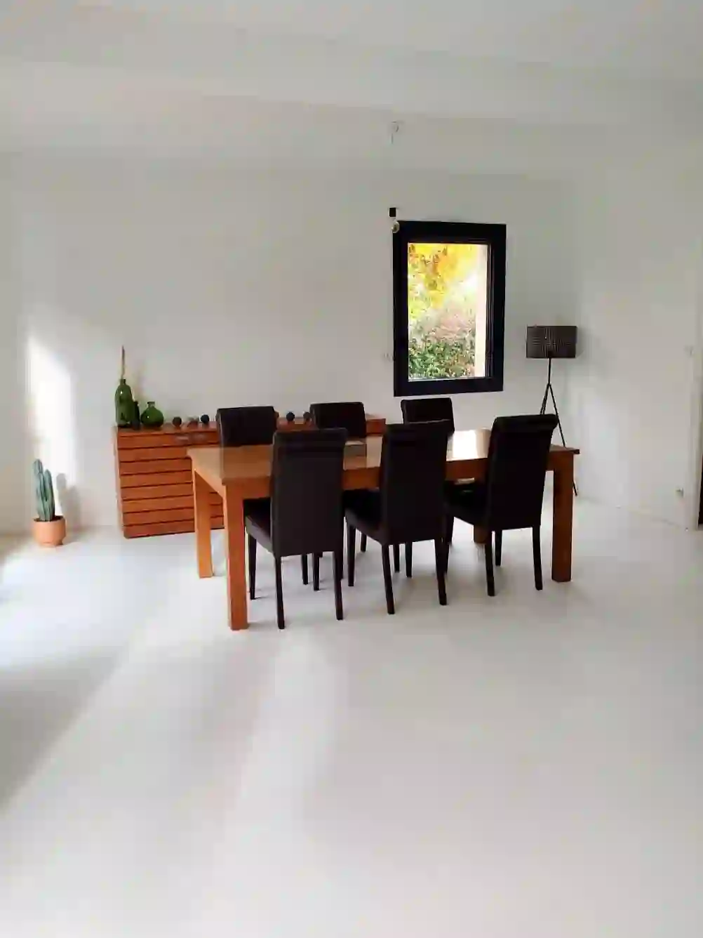 Salle à manger avec sol en béton ciré blanc