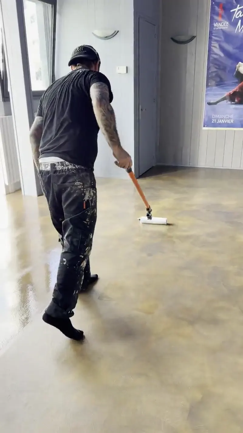 Application d'un sol en béton ciré dans une salle commerciale ou associative