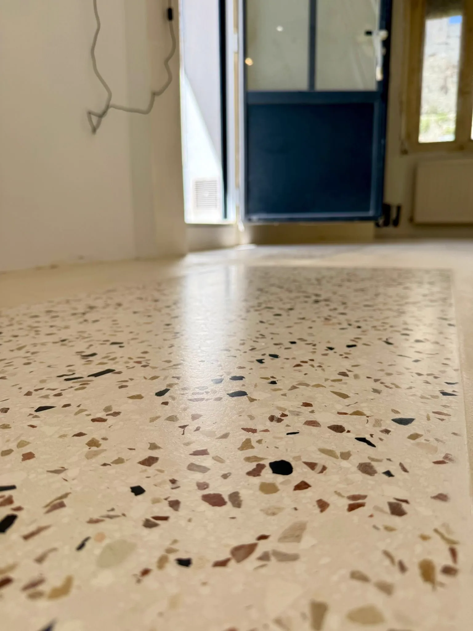 Sol en terrazzo vu depuis l'angle d'une fenêtre