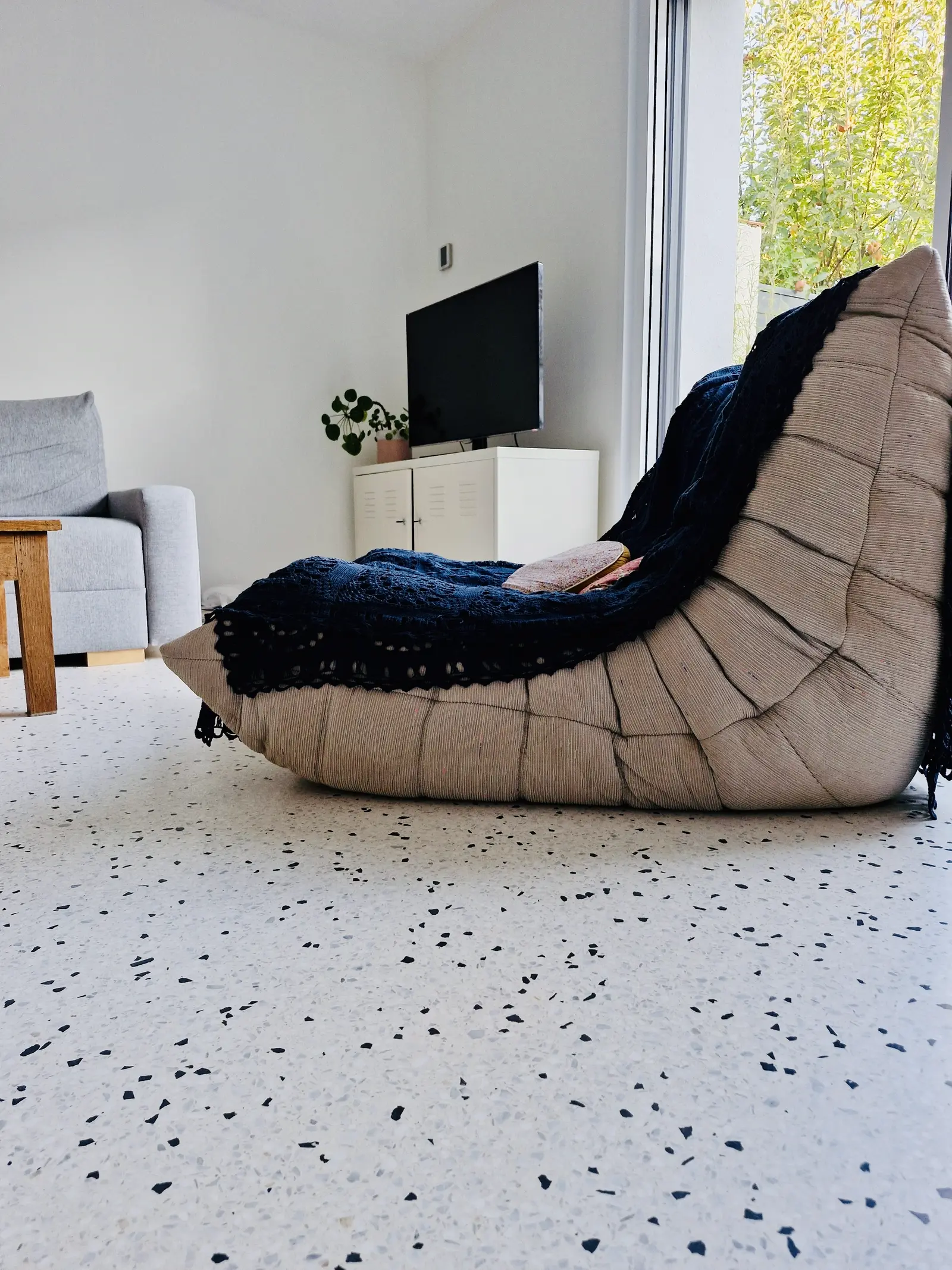 Sol en terrazzo clair dans un salon avec canapé design